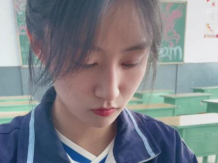 会计班小姐姐,两指两张点钞法展示#点钞 #会计 #晋城技师学院 @抖音教育校园