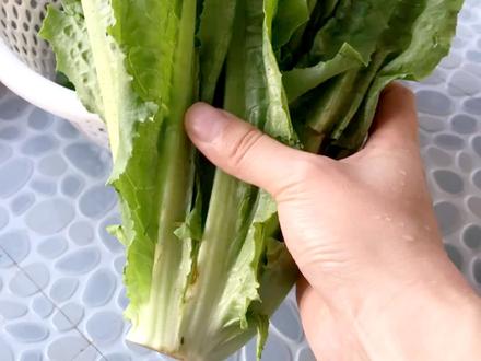 洗青菜时,直接洗还是掰开洗?教你正确做法,洗得干净无农药残留