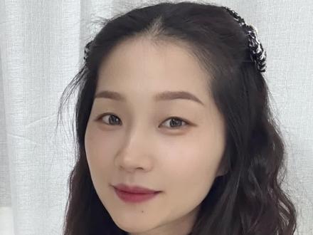 一部27年的抗白发展史😮💨
又岂是一个视频能道尽的😭
半生白癜风,一部血泪史⚠️
这是一部没有滤镜的回忆
从10岁确诊,到37岁与它共存
我们经历了:
❌ 盲目试错,药膏越抹面积越大…
❌ 可怕偏方,抽血注射肿成“猪头”…
❌ 植皮手术,只为藏起发际那条线…
❌ 倾家荡产,速度追不上扩散速度…
直到华山专家一句:“50%面积,别治了。”
我们才真正开始思考——
抗白的终点,到底是什么?
这期视频
你会看到一个男孩27年的挣扎
和一对夫妻最终的和解
我们无法承诺“治愈”
但能告诉你:
如何在不确定性中,找到内心的确定性
加油,所有的白友和家属!
#白癜风 #抗白 #成长 #内容太过真实 #请大数据推给需要的人