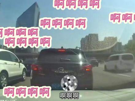 周杰伦在等红灯怎么突然火了#周杰伦 #太阳之子 #新歌 #原来周杰伦也知道左转红灯的梗#刘畊宏自嘲说是周杰伦周边