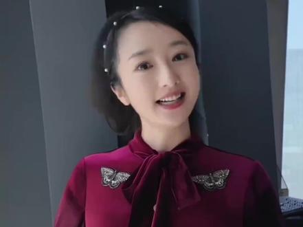 “明日黄花”出自苏轼笔下“相逢不用忙归去,明日黄花蝶也愁。 ”表示重阳节后要凋零的菊花,用来形容“过时的事物或消息”,不是未来的热门事物,更没有“昨日黄花”这个词哦!