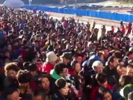 全世界都在往中国跑?别惊讶,这背后是三个“硬道理” 近期外国政要与游客扎堆访华,背后藏着三大硬道理:一是中国政局稳、市场大,成为全球“避险搞钱”的稳定锚;二是免签扩容与支付便利,实现“说走就走”;三是安全高效的社会环境打破偏见,让老外从看景点转向深度体验真实立体的中国。