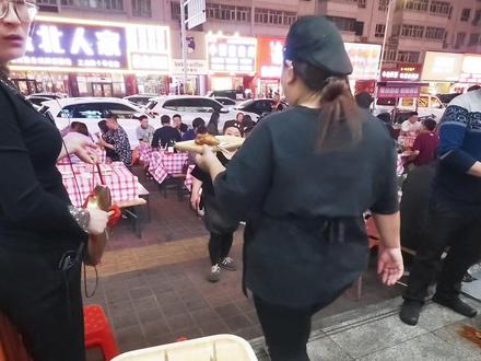 各位老铁们,脑筋急转弯,说有一家人,老大叫东风,老二叫南风,老三叫西风,老四叫北风,问他们的爸爸姓什么#张家口东北烧烤 #张家口小龙虾 #张家口烤鸽子 #张家口同城美食 #脑筋急转弯