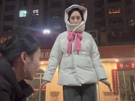 #滑溜溜海豹舞 #女生清唱 #街头舞蹈 没跳好只能怪她没唱好😎#广场舞 #街头卖艺