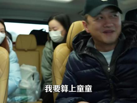 李亚鹏公开“第四个女儿”,两人多年后重逢相拥而泣!2008年汶川地震时,当时16岁的朱春燕在地震中不幸双腿截肢。李亚鹏承担了她全部手术费和康复费用,两人结下不解之缘。近日,两人再次相见时,女孩朱春燕哽咽致谢。#李亚鹏 #李亚鹏公开第四个女儿