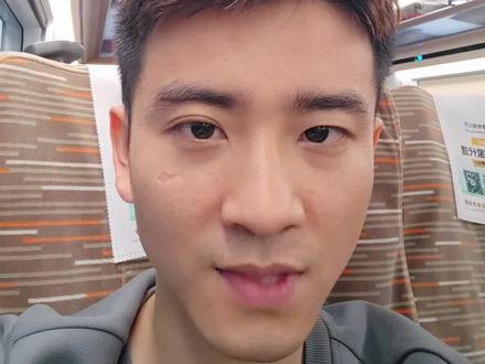 腾讯QClaw今日全面公测,无需邀请码,别信小红书卖码的。体验下来,绑定微信方便、界面友好、全对话操作、可看工作状态,还有灵感参考。但执行仍有不足:定时任务易失败,手机远程电脑内容截断、格式差,暂不支持腾讯会议。AI时代,会指挥、会判断结果才更重要。#Qclaw #小龙虾 #openclaw