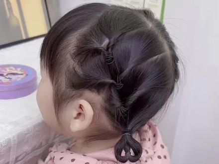 短发女宝新年这样扎头发,简单又可爱#儿童编发教程 #新年发型 #美美过大年 #短发发型