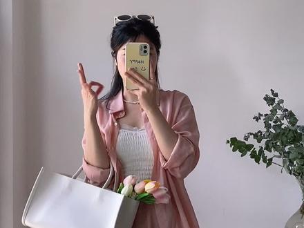 #对镜自拍挡脸技巧 最重要的是第三条,控制好镜子手机脸的距离,大臂小臂垂直90度然后往胸口找适合自己的