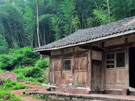 给熏黑的屋顶加了木板装饰看着好看多了#我的乡村生活 #农村生活