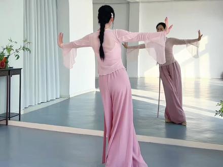 《女儿心如水》保姆级教程来啦~我看这次谁学不会👀#零基础教学 #成人古典舞 #成人舞蹈教学 #女儿心如水舞蹈#翻跳
(原创编舞:@扯又扯 )