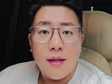 小鹏GX杀疯了26.98万起干翻L9/M9/ES9 小鹏 GX 正式上市!限时权益价26.98 万起,直接对标本 40-50 万级理想 L9、问界 M9、蔚来 ES8,价格直接砍 10 万 +!更炸裂的是全系标配双腔空悬 + 800V 平台 + 5C 超充 + 线控后轮转向 + 图灵 AI 芯片,入门即满配,没有任何 “丐版”!
视频内详细对比:
✅ 价格:GX 26.98 万起 vs 理想 L9 42.98 万起 vs 问界 M9 46.98 万起
✅ 配置:GX 全系空悬 vs 竞品选装 8 万 +
✅ 续航:纯电 750km / 增程 1585km,完爆同级
✅ 空间:5265mm 车长 + 3115mm 轴距,真六座布局
这波操作,直接让全行业都懵了!看完对比,你觉得理想蔚来慌不慌?评论区告诉我你的看法!#小鹏GX #新能源SUV #理想L9 #问界M9 #汽车降价