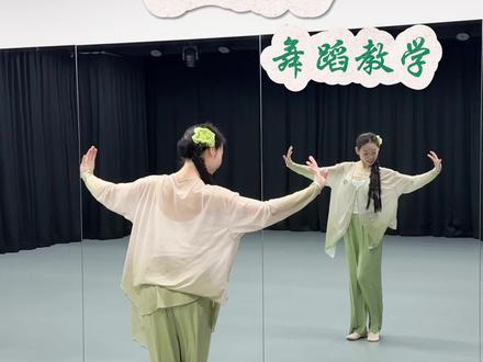 《立春》 舞蹈教学 屋檐雨落滴滴答,新生希望在枝桠。
编舞:@王嘉桐🌳 #立春舞蹈 #立春 #抖音新春联欢会 #零基础学舞蹈 #屋檐雨落滴滴答