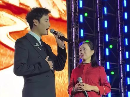 东哥和东妈首次同台演出,太温馨了,㊗️全天下的妈妈,身体健康,万事顺意~母亲节快乐#闫东妈妈#演员王岩#闫东#闫东母亲节