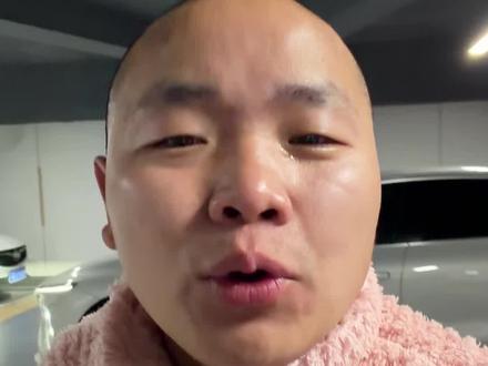 和公司同事吃完饭回家的路上,因为喝酒了坐在后排,老婆让我看一下宁波小洛熙事件,我就点开看了,刷了几条视频之后实在是顶不住了,不知道是喝酒的原因还是自己有孩子的原因,看着小洛熙和家人一起相处,一起欢声笑语的镜头到现在永远的离开了这个世界,实在是顶不住了!作为一位新手爸爸,看到‘小洛熙’的新闻,整颗心都揪紧了。无法想象孩子承受了怎样的痛苦!推出手术室眼角还有眼泪,拳头紧握着!嘴巴还没有闭合......成立调查组彻查,通报,又有什么用?这位父母永远的失去了他们的女儿!真的真的给我看哭了,一口热乎的奶都没喝上就走了,在手术室又饿又冷又害怕,还要打麻药,妈妈抱着孩子的时候,孩子身上都发紫了,这种痛孩子的妈妈肯定接受不了!愿天堂没有病痛,小洛熙可以健康快乐!#南京小孙房产 #南京 #宁波小洛熙