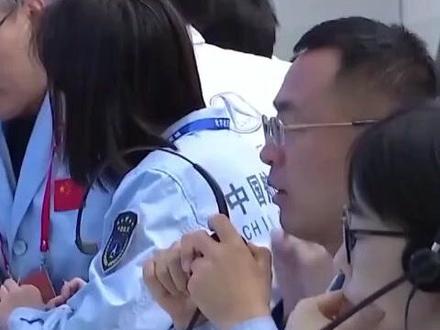 神舟二十号载人飞船返回舱舷窗玻璃出现细微裂纹,最大可能是受空间碎片外部冲击导致,不满足载人安全返回的放行条件。神舟二十号载人飞船将继续留轨开展相关试验。(央视网快看)#新华每日电讯