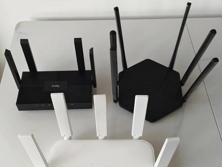 咱们来实打实对比一下中兴E1630(AX3000巡天电信版)和CUDY WR3000这俩路由器。测试的时候,我把它们都塞弱电箱里了,选了三个不同的地方,拿vivo S18PRO测网速。
结果还真有点没想到,CUDY WR3000的网速居然比中兴那款稍微快一点点。再看价格,CUDY现在活动价大概101到109块,中兴AX3000巡天电信版最近最便宜的时候是121块左右。这么一比,CUDY的性价比确实挺能打。
不过CUDY有个小毛病,天线角度调着费劲。左右俩天线能上下动,但中间那俩只能横着左右摆,往弱电箱里放的时候特别不方便,总感觉空间不够用。
先看CPU,中兴E1630(AX3000巡天电信版)用的是ZX279128S双核A9 1GHz,而CUDY WR3000搭载的是联发科1.3GHz双核cortex A53,CUDY的CPU主频稍高一些。
内存方面,中兴E1630是128MB,CUDY WR3000则有256MB,CUDY内存更大,多设备连接时理论上能更流畅。
闪存上,中兴E1630没明确具体大小,CUDY WR3000是128MB,能存更多系统配置和数据。
无线芯片方面,中兴E1630用的是MT7916AN加MT7976DN,CUDY WR3000虽然没说具体型号,但用的是联发科4纳米制程的Wi-Fi 6芯片,在能耗和性能优化上有优势。
5G频段速率,中兴E1630最高2402Mbps,CUDY WR3000最高2400Mbps,差距不大;2.4G频段速率,中兴没给具体数据,CUDY是574Mbps。
网口配置,中兴E1630有4个全千兆网口(1个WAN口+3个LAN口),CUDY WR3000则有1个2.5Gbps WAN口加4个千兆LAN口,高速宽带接入时CUDY表现可能更好。
天线部分,中兴E1630有5根可水平旋转的天线,CUDY WR3000是4根5dBi天线,不过CUDY的天线角度调整不太方便。
Mesh功能两者都支持,中兴支持常规Mesh,CUDY支持自家的Cudy Mesh。
VPN功能上,中兴没提及,CUDY WR3000支持多种协议,对有需求的用户更友好。
#路由器 #中兴 #小米 #ax3000巡天 #ax3000t