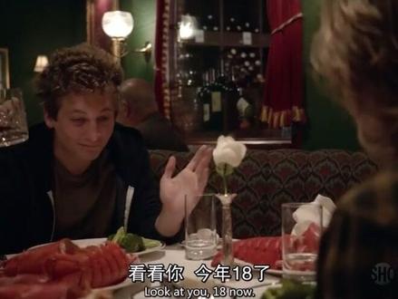 无耻之徒Frank — 浑浊中的清醒
虽然他真的很混蛋,但不能否认的是他是活得最明白的一个。
弗兰克主动请lip吃饭庆祝他高中毕业。中途问他需不需要他这个父亲的建议,lip告诉他不知道自己高中毕业之后以后的人生要做什么,完全没有计划。弗兰克笑着对他说:你和我一样,我们特立独行,每个人都想把你束缚住,告诉你得考虑自己的未来,你知道你未来会是什么样子吗?就是像现在这样,活在当下!把每天都当成最后一天过。
我真的是看过这一集后对弗兰克有了一种全新的认识。就像他自己说的那样 “我这辈子过得很好。你知道我最骄傲的是什么吗?是我以自己的方式过了这一生。”
#无耻之徒shameless #美剧 #无耻之徒shameless #以自己喜欢的方式去生活