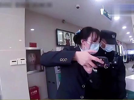 取款7900回去秒变5900,大闹银行讨说法,背后究竟是怎么一回事#银行 #存款 #大妈 @DOU+小助手