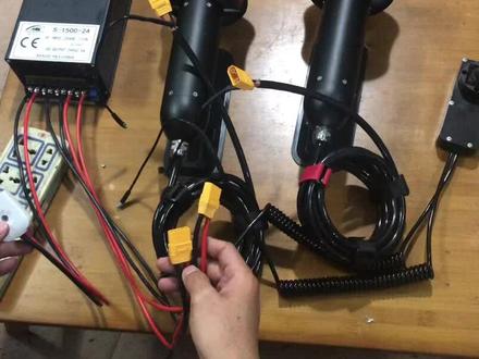 220v交流电转24V直流电的双推进器接线说明,推进器是内置驱动,24v单个推进器的推力15公斤,电流28.5A。换上直流24v电池,可以用在载人船上。可以在海水环境使用。