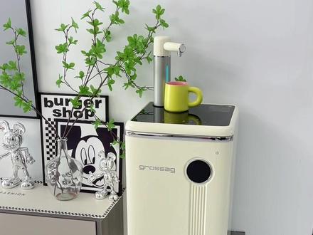 终于找到了一款颜值高又好用的茶吧机,放在客厅喝水方便了不少#格罗赛格饮水机 #茶吧机#客厅 #家的样子