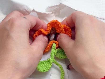 花花纽扣套教程|很详细!和春天约会怎能少了花花纽扣套~ 🧶:@苏苏姐家官方旗舰店 4股唯棉
🎨:45砖橙/55蓝色/26深棕
🪡:2.0mm
#创作者中心 #我做的春日限定手工 #爱生活爱编织 #钩织教程 #新手钩织