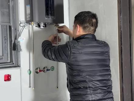 家电燃气热水器安装方法分享 #燃气热水器安装 #燃气热水器怎么选 #家电安装 #威克士集尘锤#威克士一击绝尘