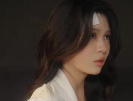 一场车祸弟弟夺走哥哥的未婚妻开启一段虐恋 剧情亮点:这是一部“狗血但上头”的解压爽剧。郑晨雨饰演的女主,因报复渣男而闪婚,展现出她的清醒与果断。而梁思伟则诠释了一位从冰山到疯狂的霸总形象。在剧情的前期,女主巧妙地套路男主发展事业,而在后期,她提出的离婚引发了男主一系列疯狂的追妻行为,如“重金求子”和“全城送玫瑰”。梁思伟在剧中红着眼眶说出“我错了,你别走”的场景,与女主怼白月光、开设工作室搞事业的飒爽风格形成鲜明对比,整个剧情节奏紧凑,甜蜜与虐心交织
#梁思伟#郑晨雨#诱为己有@梁思伟@DOU+小助手