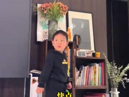 近日,重庆。3岁弟弟不愿洗澡,家长求助8岁姐姐,姐姐现场开启“血脉压制”模式,网友:血脉压制是刻在DNA里的。#萌娃 #姐姐血脉压制