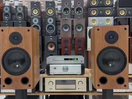 英国🇬🇧原装……惠普CS80MKⅡ音箱,英国惠普小旋风书架式音箱,型号CS80MKⅡ,监听系列,开山鼻祖,连号。书架式高保真HiFi经典音箱,当年就获奖作品。如图所示,原装无维修,所有单元都是英国定制生产,金属复合盆低音防止音色羞色,搭配顶球丝膜双磁液冷高音,重料打造二电感线圈,黄紫铜端子,8寸中低音长音圈设计,动感自如,频率36-25000Hz非常牛的上升和下潜频率……总体成色不错。必尽音箱是用来听的。音质好才是硬道理……喇叭边原装的完好……极品货不容错过……
英国惠普小旋风8寸书架音箱
型号:CS-80 MKII
品相如图,试听正常,音质非常好!!
高50cm、宽27cm、深31.5cm。
产地:英国