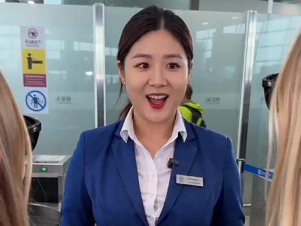 Lesson15 Your passports,please 新概念英语第一册第15课AI动画演绎。
两位戴着墨镜的女孩抵达机场,接受女工作人员的例行检查,工作人员依次询问,要求出示护照、辨认行李箱,过程中还提及女孩们是跟着“云南旅游”团前来中国的游客,全程对话流畅自然,充满生活气息,完美还原日常机场安检的交流场景。
【英语语法重点】核心句型为一般疑问句 Are you…? / Are they…?(你/他们是……吗?),搭配肯定回答 Yes, we are. / Yes, they are. 和否定回答 No, we are not. / No, they aren't.,结合视频对话场景,具体句子举例如下:
1. 询问相关(对应安检场景):Are you tourists?(你们是游客吗?)
2. 否定回答:No, we are not Swedish.(不,我们不是瑞典人。)
3. 肯定回答:Yes, we are tourists.(是的,我们是游客。)
句型简单易懂、实用性极强,适合零基础入门学习日常口语。
沉浸式感受机场英语对话,一边看剧情,一边掌握基础语法和实用表达,轻松提升口语应用能力.
#新概念英语 #新概念英语第一册 #新概念ai版#英语学习