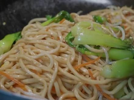 为什么大饭店的炒面好吃,其实很简单,看完视频你也会,不要再吃路边摊,十块钱的桂面了,#炒面 #面食文化 @DOU+小助手