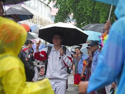 6月7日,2024全国高考正式拉开序幕。每逢高考“必”下雨,今天你的城市下雨了吗?