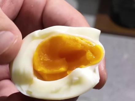 好像失败了 又好像成功了 是我的打开方式不对吗? #我也吃上9分12秒完美煮鸡蛋了 #蛋神横空出世 #鸡蛋的神仙吃法 #煮鸡蛋 #跟着蛋神煮鸡蛋