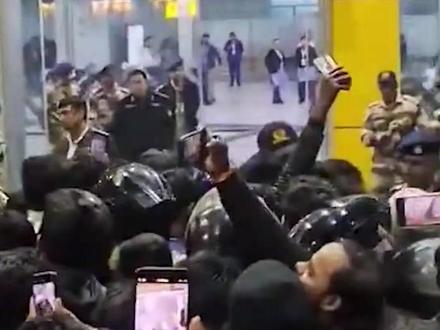 当梅西到来时,中国球迷VS印度球迷 梅西到访印度,让人想起了当年来北京的画面。#梅西 #印度 #足球 #球迷