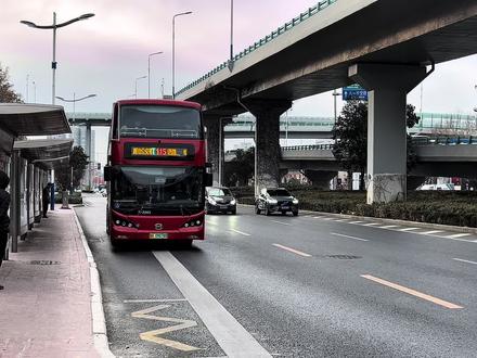 〖昔日疾驰东西 今朝功成身退〗受地铁开通,客流下降影响,自2月11日起,T115/T202路停运。两条贯穿东西的高峰通勤快巴从单日20余班经过一次次减班后直至最后仅保留2-3班,作为济南公交探索高峰通勤效率的先行者,T115/T202路曾以“快、准、捷”的服务,成为连接东西城区的重要纽带,为市民带来了高效的出行体验。如今,随着轨道交通网络的日益完善,公共交通的接力棒已巧然传递,它们完成了历史使命,正式谢幕——致T115/T202运营最后一日!#济南公交 #绿色出行低碳又环保 #热门 #热门小助手 #线路有终点服务无止境