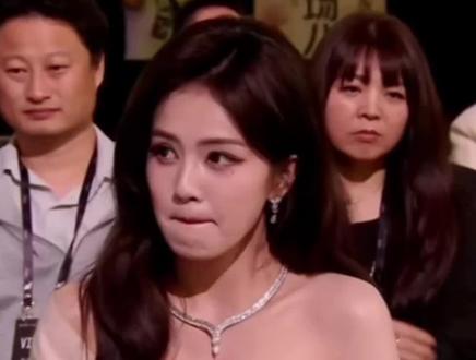 #白鹿#莫离#星光大赏#年度号召力演员白鹿 好喜欢主持人说的话:
有请白鹿来到舞台领取荣誉
世上有朵美丽的花叫追剧时间给白鹿花
不论周内外早中晚
不论类型题材
它的剧集首口号召力有目共睹
你看刚说完
莫离的预约人数已经破180万了
追剧人在白鹿这里被养的很好
恭喜2015腾讯视频星光大赏
年度号召力艺人白鹿
恭喜白鹿
鹿鹿说:
我是演员白鹿啊
首先感谢腾讯视频给我这份荣誉
他们都说
演员会与自己的角色同频共振
我觉得非常巧
因为我在莫离里面饰演的叶离
是时隔八年下山
而我是时隔八年再次来到星光大赏
我觉得好像冥冥之中
一切都有注定吧
然后那我就号召一下大家
明年来腾讯视频
观看由林玉芬导演指导
潇湘冬儿执笔的莫离
还有演员白鹿不忘初心,继续努力
向阳而生