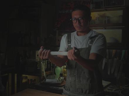 拉面的那些秘密,都在这了~ 看完视频,你的手肯定比你的脑袋先学会
全网对拉面里加蓬灰(拉面剂)的争议还挺大的,现代蓬灰(拉面剂)中97%的成份是盐和纯碱,3%添加剂(视频中有详细介绍)
首先,它符合国家食品标准;
其次,一碗做好的拉面中添加剂的含量是非常少的,真正要注意的是盐分的摄入过量
-------------------------------------------
拉面小Tips:
1-面粉的选择,最好选蛋白质NRV占比20%上下的(相对比较好记)或每百克蛋白质含量在12.2克以上的高筋面粉(执行标准GB 8607-1988)
2-醒面的时间,如果室温在25℃左右,醒面20分钟,大概气温每下降5℃醒面时间增加10分钟左右(估算值),醒面宁可“醒不够”也不要“醒过了”
3-溜条顺筋是非常重要的步骤,尽量把面顺到粗细均匀,顺完之后可以让面剂子休息3分钟再开始拉面
4-拉面的技巧就是,手指放松、手肘作为引导(练肩中束的哑铃飞鸟侧平举应该都练过吧,差不多就那个感觉啊,只是拳心要向外噢)、小臂带动大臂、一气呵成,不会的下次去健身房多练练
#青年创作者成长计划 #好好吃饭大赛 #拉面 #兰州拉面 #面食