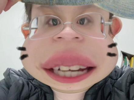 昨晚凌晨看完其实缓了很久很久 甚至到现在 我都还是会沉浸在特别巨大的空虚中。
结尾的盛大 何苏叶和沈惜凡在高朋满座中诉说对对方的爱意 此时亲朋好友在侧 这便是我认为爱情最美好的样子。从此 我对小说中的happy ending有了画面。
看了《爱你》 我知道 原来没有玛丽苏剧情 也能拥有很让人羡慕的爱情 爱情不需要山盟海誓 只需要爱的人常伴身侧 只需要你心里有我。思念有声音的 风会把思念带到你所爱之人身边。
婚礼的时候 我几乎流着眼泪看了全程 原来看到你们幸福 我是会比你们先流泪的。
何苏叶 沈惜凡 盛大的婚礼过后 会是你们更加潺潺的美好生活。一定要一直幸福。
我想我每年开春 都会想起《爱你》了。
#电视剧爱你 #张凌赫 #徐若晗 #何苏叶 #沈惜凡