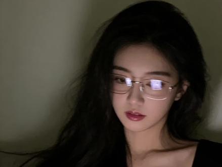 全网都在找的ai写真教程他来了!
#御姐 采用日常快照风格的人像摄影,漂亮瘦瘦女生穿御姐纯欲风衣服戴反光眼镜,慵懒地发丝披于肩上,在昏暗房间空白墙前沙发上,黑色酷酷吊带上衣,上半身特写专注玩手机,照片有运动模糊与轻微过曝,似iPhone随意抓拍。比例3:4. #豆包ai #豆包出大片有两把刷子