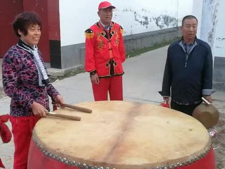 庞家镇锣鼓九龙翻身。