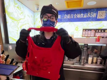 真的好喜欢霸王茶姬周边!单肩包和耳机包都好好看!!🥹 还是新年限定,这次我一定要全部拿下~#天马驰骋骐骥乘风 #霸王茶姬湖北 #霸王茶姬新年限定 #霸王茶姬 #仙女都在喝什么