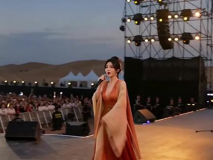 #慕沛灵巡回演唱会(瀚海沙漠站)黄沙漫卷,孤影伫立。她以歌声诉尽仙途孤寂,唱遍对韩立的执念、不甘与怀念。那些藏在落云宗药园的心事,那些未说出口的深情,都融进瀚海长风,在无边沙海之中,唱出属于她的动人回响。
#慕沛灵 #巡回演唱会#韩立 人生是该有遗憾的 弱者的心理安慰