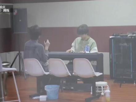 我的瑞宝橹宝在变声后期了,加油,你们都好棒!你们好会夸夸呀🥰
真诚,积极,是我爱上你的理由~
#张函瑞 #王橹杰 #练习室日常训练 #偶像练习生 #积极又向上