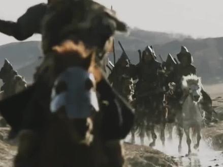 本系列播出: 《大汉王朝之 —— 北击匈奴》
公元前500年前后,北方草原崛起了一个凶猛强悍的游牧民族 —— 匈奴。虽然在风起云涌的战国时代,匈奴被赵国和秦国强力打击,但它们并未因此衰落消亡,反而愈加强盛并趁中原战乱之际频繁南下侵扰……
公元前200年,大汉高祖刘邦率军14万北征匈奴,也为讨伐叛乱北逃的韩王信。不料却中了匈奴诈计被围困白登山,危在旦夕。高祖采纳陈平之策以突出重围,而后采纳娄敬之言对匈奴以和亲之策。
公元前135年始,经历文景之治韬光养晦之后,年轻的大汉武帝刘彻带领日趋强盛的大汉帝国逐渐摆脱惊恐,对匈奴实施马邑之谋。后虽事败,但因此拉开了大汉王朝反击匈奴的序幕!
公元前129年,年轻将领卫青率汉军首次北征匈奴,攻入匈奴圣地龙城,收复河套地区。
公元前126年,年轻将领卫青、少年天将霍去病率汉军再次北征匈奴,深入大漠数百里,歼敌数万。
公元前123年,卫青、霍去病在阴山之北重创匈奴。
公元前121年春,汉武帝任命少年天将霍去病为骠骑大将军,率军奔袭千里,歼灭匈奴四万余、俘虏五万余。
当年夏天,霍去病率军再次出击,越过居延泽,进至祁连山脉,歼敌三万余,河西走廊被完全打通,曾不可一世的匈奴为此哀叹:“失我焉支山,令我妇女无颜色。失我祁连山,使我六畜不蕃息”!
公元前119年,卫青、霍去病各率军深入漠北征伐匈奴,发动了一系列规模宏大的钳形攻势。这就是历史上赫赫有名的漠北之战,也是大汉王朝反击匈奴的大决战!
至此,曾经雄霸北方草原大漠的匈奴在不断遭到强大的汉王朝强力打击下,逐渐的踏上了消亡的进程……