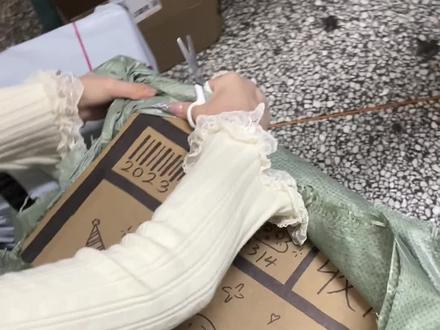 男朋友准备了好久的生日礼物还说不让我录视频,我问他为什么,他说感觉也不是什么多好多好的东西,跟别人比差远了(可恶明明是他自己准备了很久 花了很多心思和时间)此时我也真正的明白了那句话,爱是常觉亏欠,爱你的人总嫌弃自己给你的不够多(((̨̡‾᷄ᗣ‾᷅)̧̢))#情侣#范琦 #生日礼物 #开箱视频 #收礼物的的瞬间