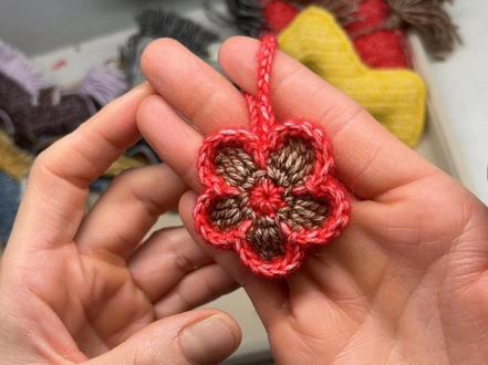 #手工钩织挂件分享 姐妹们 你们要的本命小马配饰小花教程来啦#本命年#小花钩织教程 #钩织挂件 #毛线