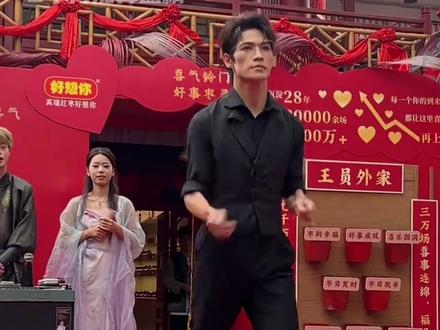 全世界最最最不吃压力的脚踝出现了! #清明上河园 #舞蹈 #杂技 #踩高跷