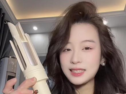 你和氛围感蓬松美女就差一个自动卷发棒,手残党福音! #雷瓦自动卷发棒#发型教程#负离子#氛围感发型 #自动卷发棒