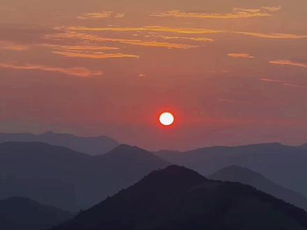 #太子尖 #山顶的风景总要去看看 #保持热爱奔赴山海 #一起看日出 #夜爬 太子尖日出全攻略,看了这条视频还不会去的,点赞➕关注,私信我,带着你一起去!