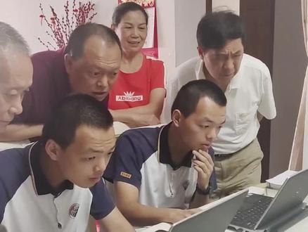 6月25日,湖南长沙。长沙市长郡双胞胎考出一样的分数!全家人欢乐加倍! #高考查分#学霸来了#长沙双胞胎兄弟同考688分#抖音小助手 @都市1时间